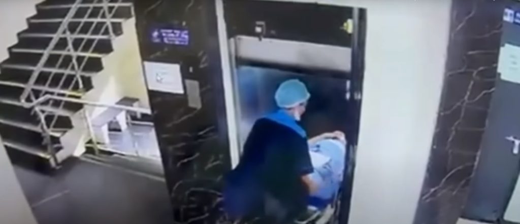 Elevador de hospital cai com paciente em coma