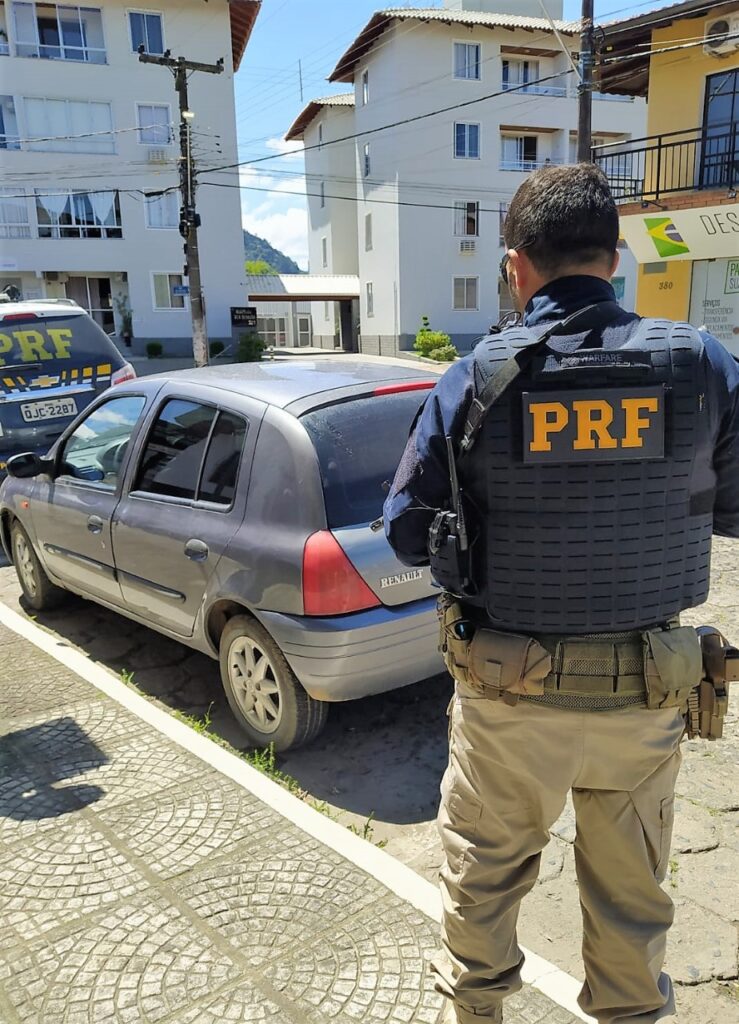 Homem é preso na BR-470 em Rio do Sul por dirigir carro roubado e não pagar pensão