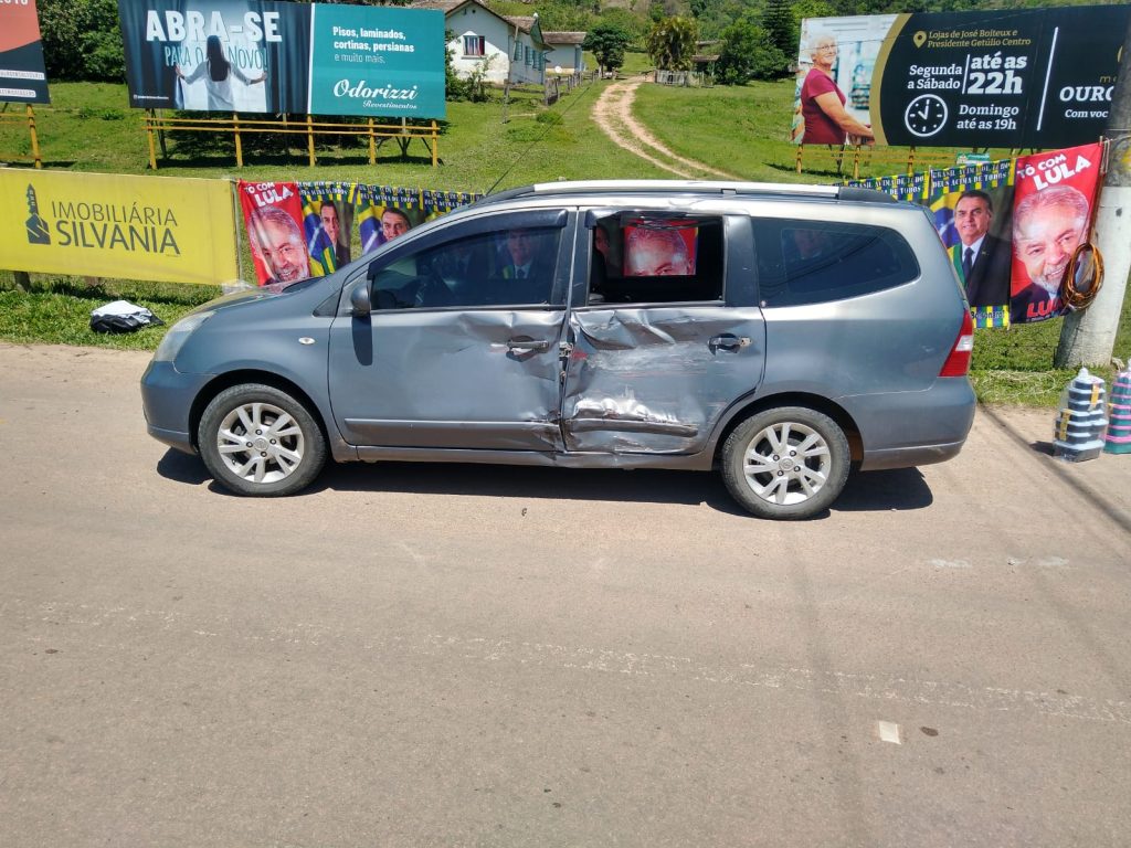 Motociclista têm ferimentos graves após colidir contra carro em Presidente Getúlio