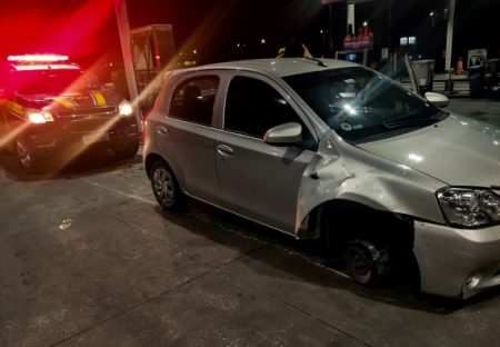 Automóvel é flagrado circulando com a roda sem pneu na BR-101 em Itajaí