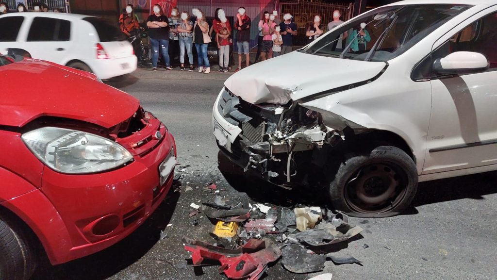 Colisão entre dois carros deixa criança de sete anos ferida em Blumenau