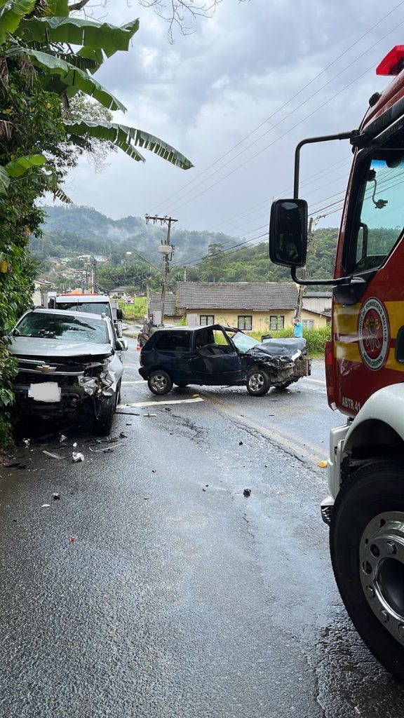 Motorista fica ferido durante colisão de dois carros em Blumenau