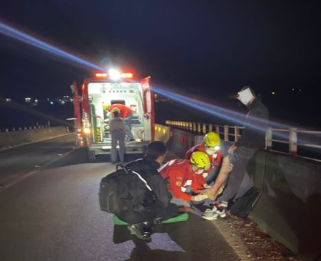 Motociclista fica ferido ao atropelar cachorro em Ilhota