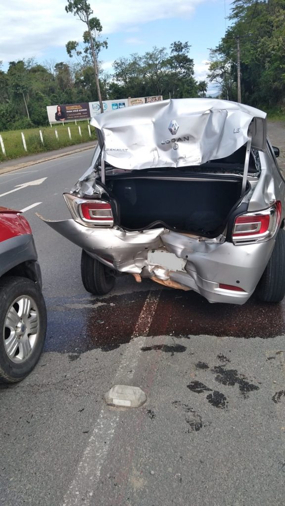 Motorista cede espaço para ciclista e se envolve em colisão em Timbó