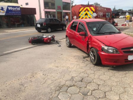 Motociclista sofre ferimentos após colisão contra carro em Ilhota