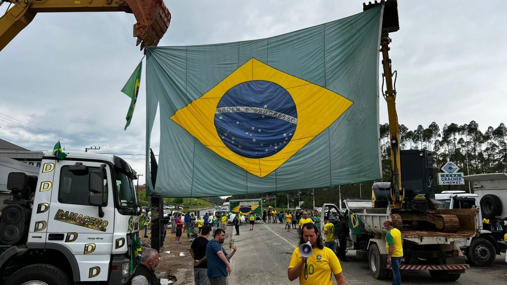 Rodovias seguem interditadas por manifestantes nesta segunda-feira (31)