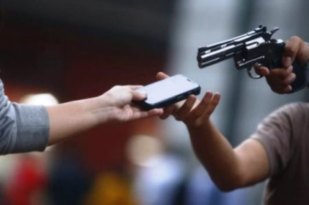 Ladrão aponta arma para cabeça de mulher e rouba celulares em Timbó
