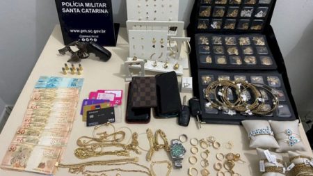 Quatro homens são presos com mais de R$ 2 milhões em jóias roubadas em SC