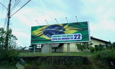 Prefeitura de Pouso Redondo recebe ordem judicial para retirada de outdoor da Copa do Mundo