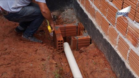 Moradores do bairro Tapajós em Indaial são orientados a fazer ligação à rede de esgoto