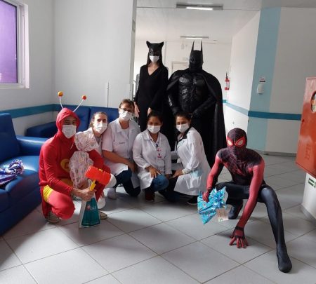 Pacientes internados em hospital de Indaial recebem visita de super heróis