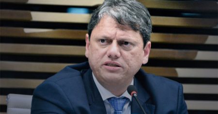 Candidato ao Governo de São Paulo Tarcísio de Freitas, é alvo de tiros em Paraisópolis