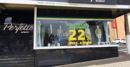 TSE obriga comerciante a mudar vitrine de loja em Chapecó