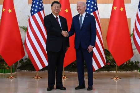 Joe Biden e Xi Jinping apertam mãos e garantem boas relações entre EUA e China