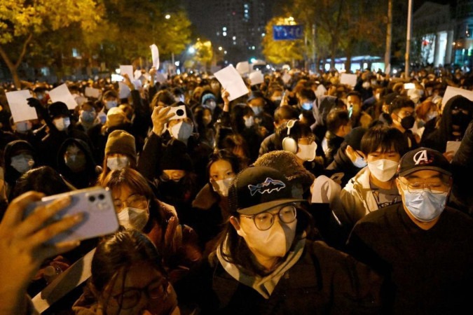 Após incêndio fatal, chineses protestam contra o presidente Xi-Jinping e as restrições pela Covid-19