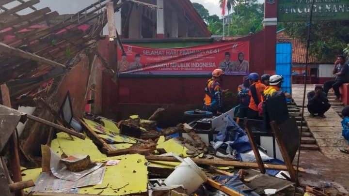 Terremoto de magnitude 5,6 atinge a Indonésia, matando 56 e ferindo 700 pessoas