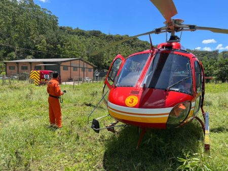 Equipe do Helicóptero Arcanjo auxilia no resgate de homem atacado por abelhas em Apiúna