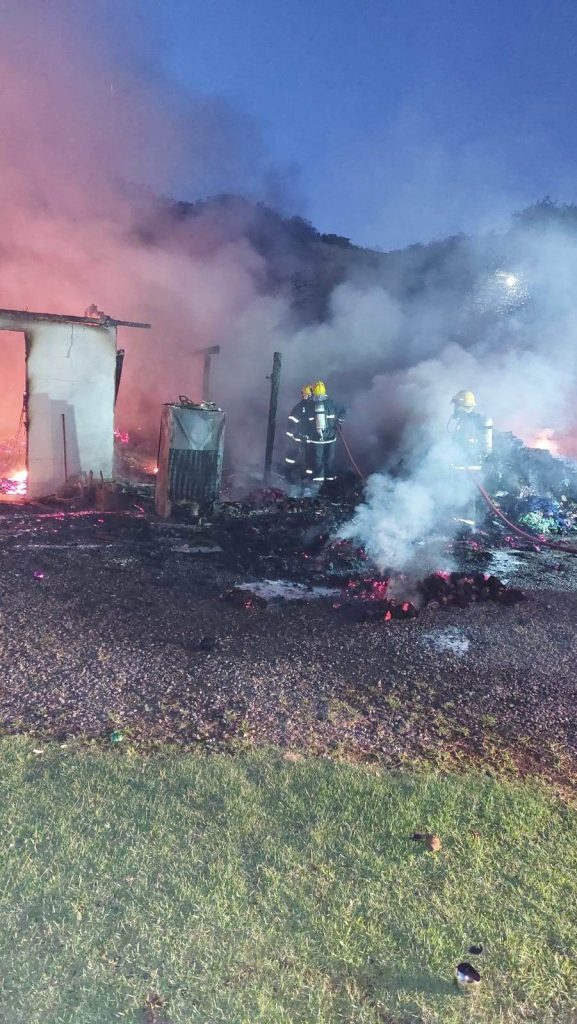 Homem sofre queimaduras de segundo grau ao tentar apagar incêndio em casa de Blumenau