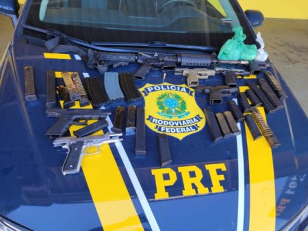 PRF apreende diversas armas escondidas em fundo falso de camionete na BR-101 em Joinville