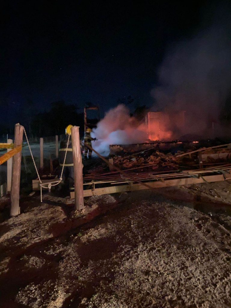 Incêndio destrói casa de madeira em Barra Velha
