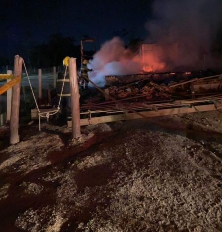 Incêndio destrói casa de madeira em Barra Velha
