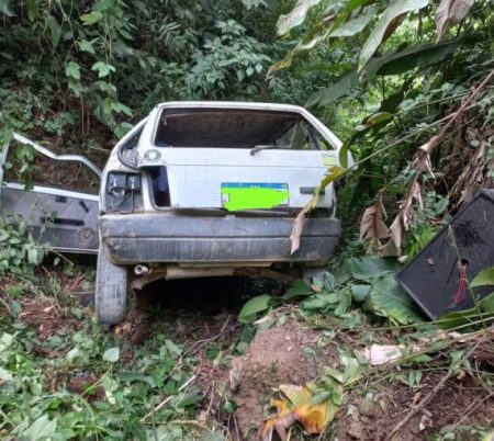 Homem morre após carro carro cair em barranco de Apiúna