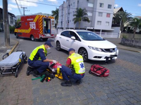 Idosa é atropelada no bairro Quintino em Timbó