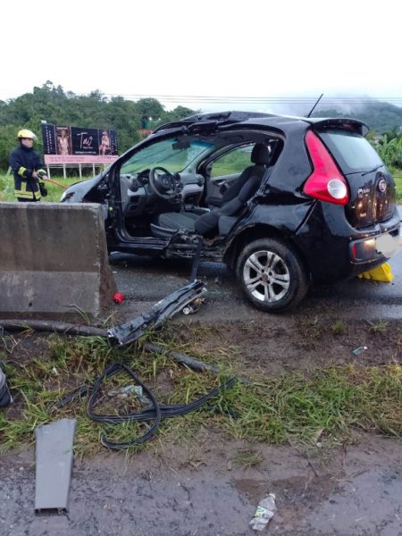 Motorista ficam com ferimentos graves após colisão na BR-470 em Indaial