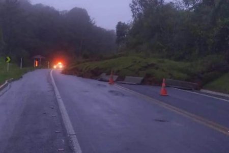 Deslizamento deixa trânsito em meia-pista na BR-280 em São Bento do Sul