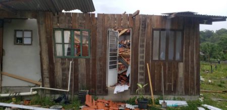 Duas pessoas ficam feridas após desabamento de casa em Ilhota