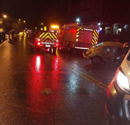 Duas pessoas morreram após colisão entre caminhão e carro em Blumenau