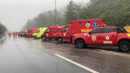 Bombeiros de Indaial e de diversas cidades auxiliam no resgate de vítimas na BR-376 entre Paraná e SC