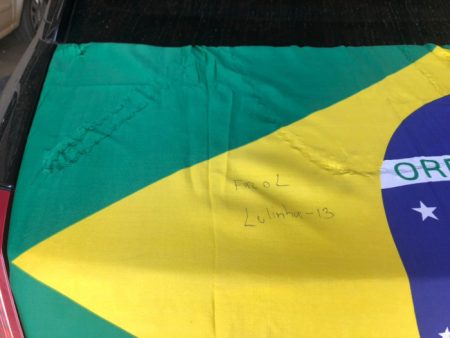 Bandeira do Brasil em veículo é rasurada em Timbó