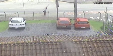 Homem furta placas de sinalização em Timbó