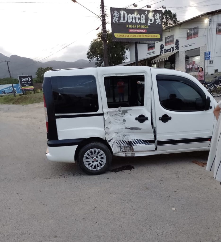 Motoqueiro colide em carro e cai sentado dentro dele em Indaial