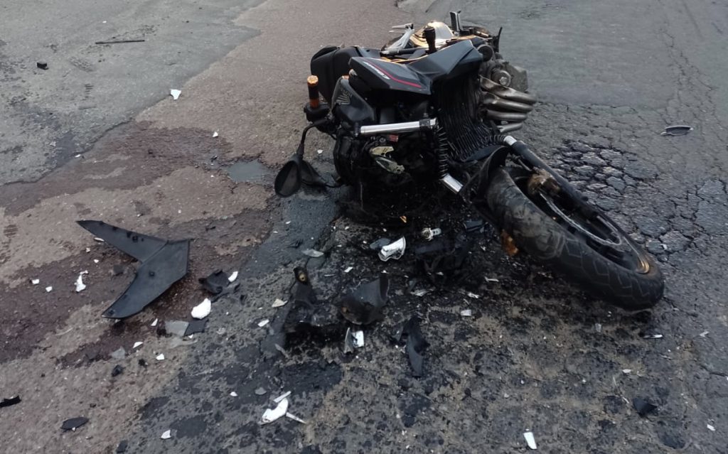 Motoqueiro colide em carro e cai sentado dentro dele em Indaial