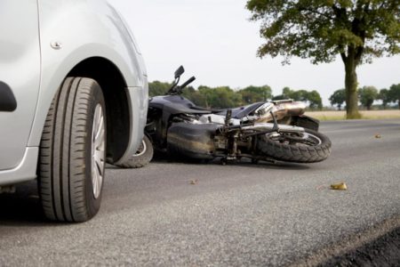 Acidente envolvendo dois carros e uma moto deixa homem gravemente ferido em Indaial