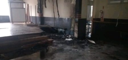 Escola Erwin Prade é atingida por incêndio na madrugada desta terça (1)