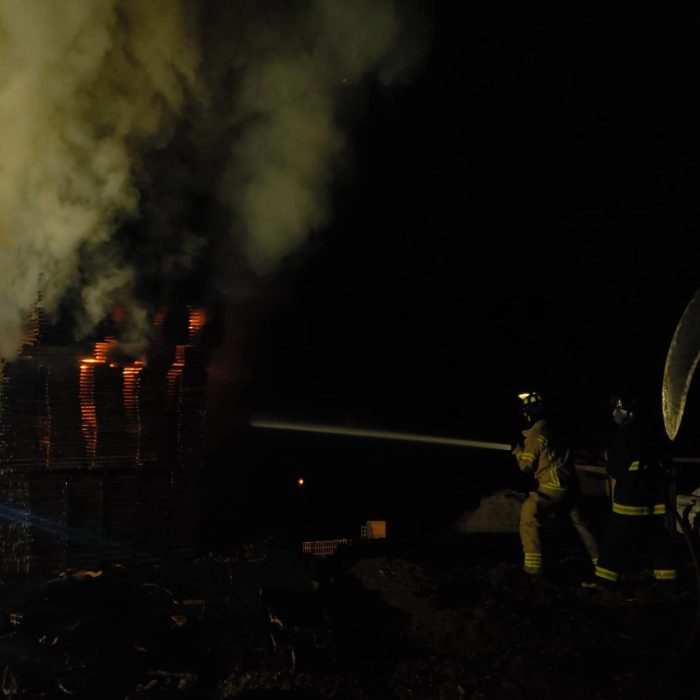 Bombeiros Voluntários atendem ocorrência de incêndio em estufa de Rodeio 