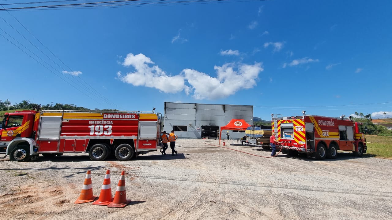 Bombeiros utilizam cerca de 50 mil litros de água em incêndio na Mix Fios de Gaspar