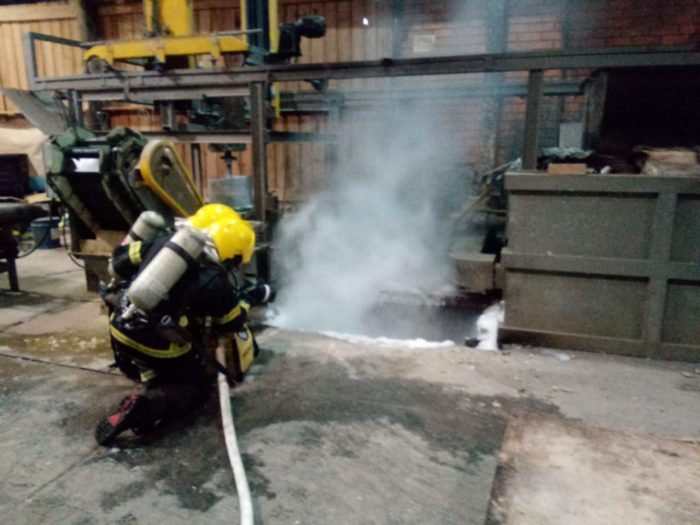 Incêndio em fosso de edificação industrial mobiliza bombeiros de SC