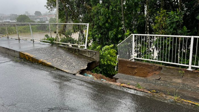 Ponte da Rua Indaial é interditada após deslizamento de terra em Timbó