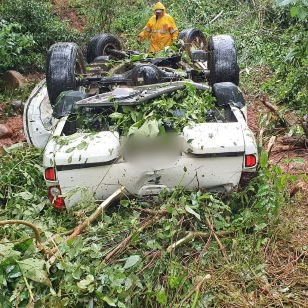 Mulher morre após saída de pista seguida de capotamento em ribanceira de SC