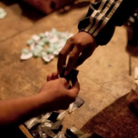 PM apreende droga após abordar grupo de adolescentes durante rondas em Indaial
