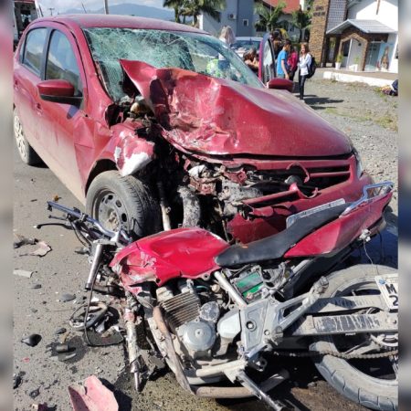 Motociclista é encontrado sem vida após colisão contra carro em SC