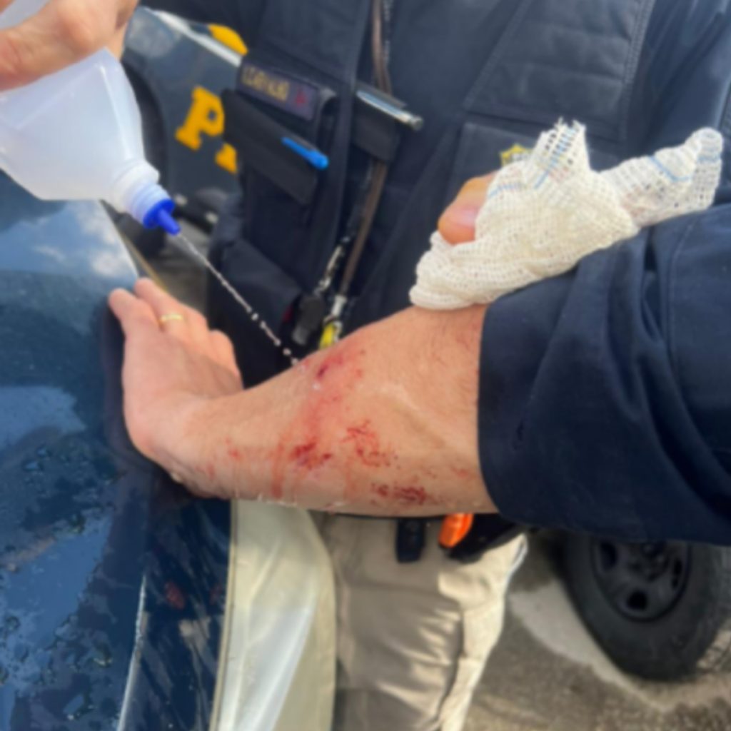 Manifestantes agridem policiais da PRF após liberação de pista em Rio do Sul