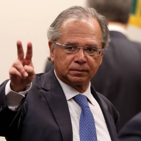 Pela primeira vez em oito anos, Brasil deverá fechar conta no azul, diz Guedes