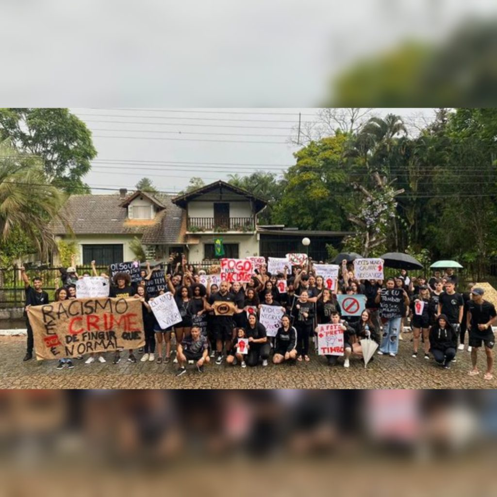 1° ato antirracista de Timbó é realizado após jovem sofrer racismo em rua da cidade