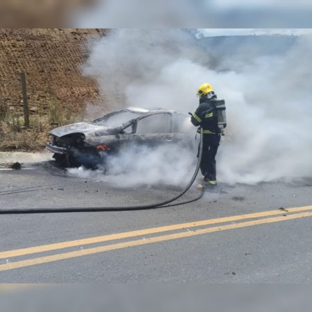 Veículo em chamas é socorrido por Bombeiros em Rio do Sul