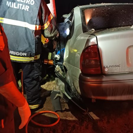 Condutor fica encarcerado após colidir contra poste em Doutor Pedrinho